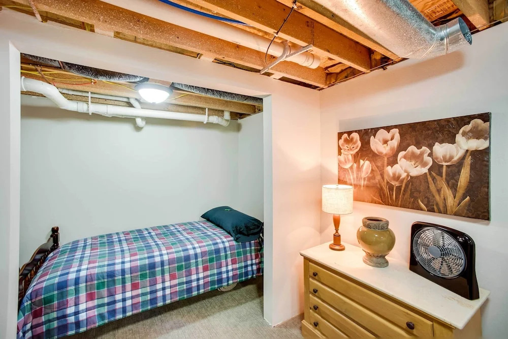 Charming Iowa Abode Near Knoxville Raceway!