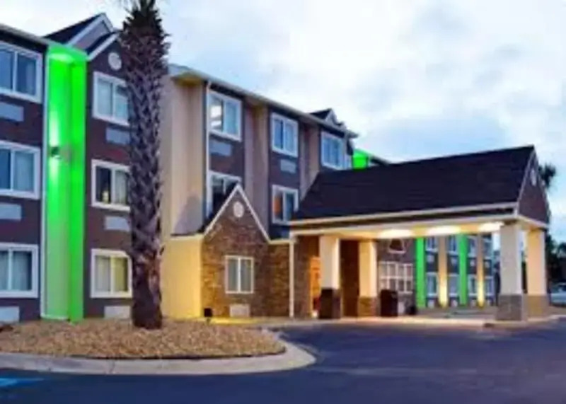 Econo Lodge Inn & Suites