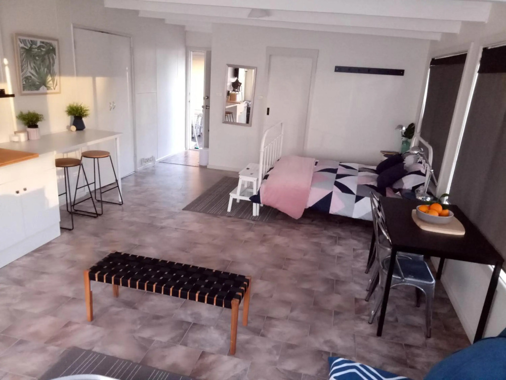 The Husky House 1 bedroom or 2 bedroom or The Husky Studio Suite stayinjervisbay com
