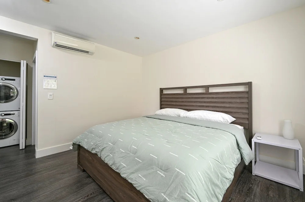 Brand-new All-suite Triplex Unit Near Beach 2 Bedroom Duplex
