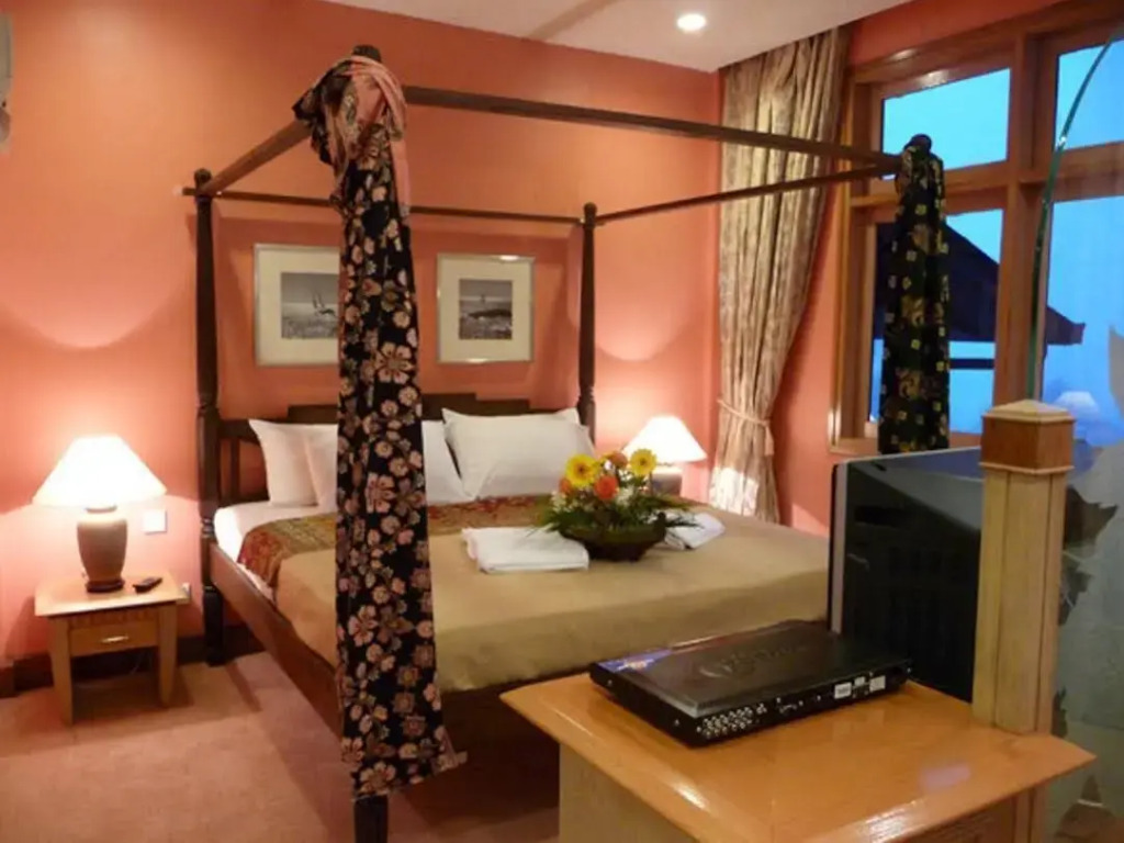 DCoconut Hill Resort
