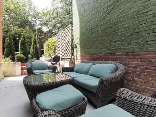 Cheery 1-BR in the of Shaw 2 blocks to subway