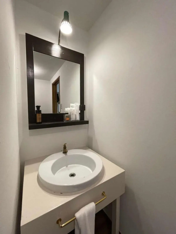 2BR good for 6PPL overlooking Peace Park with WIFI!