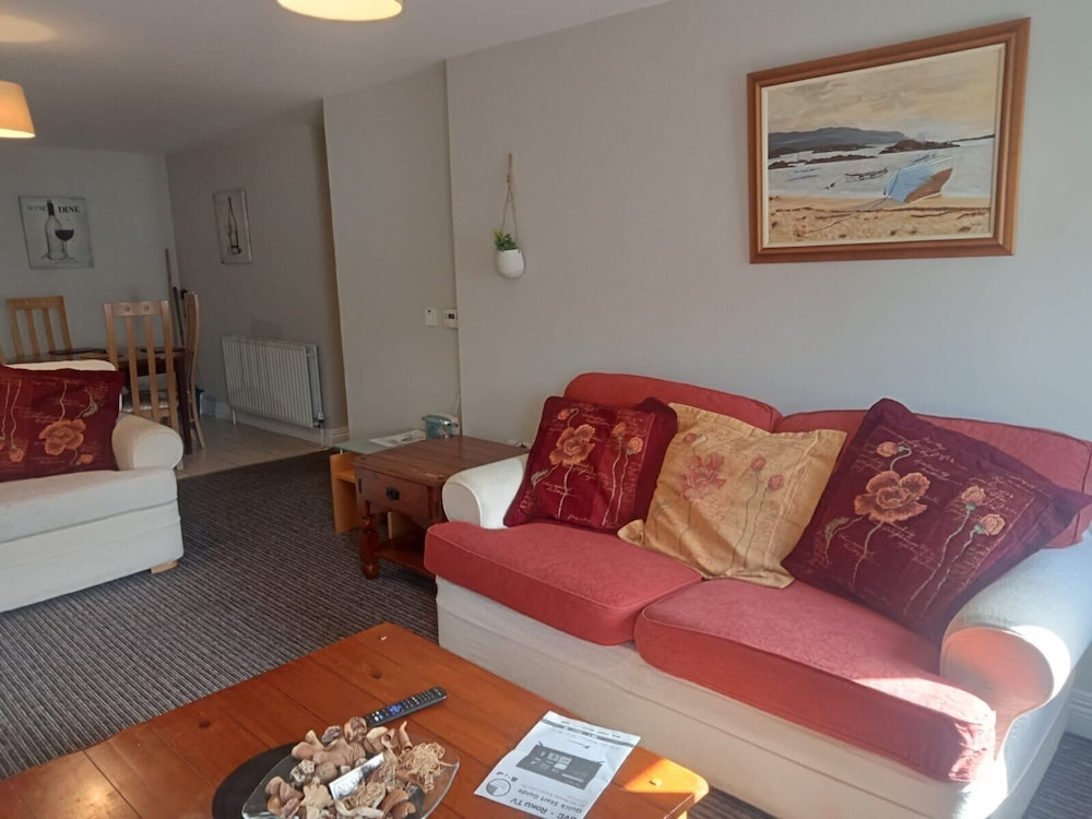 Central 2-bed Apt, Sleeps 5 Above Great Derry Pub