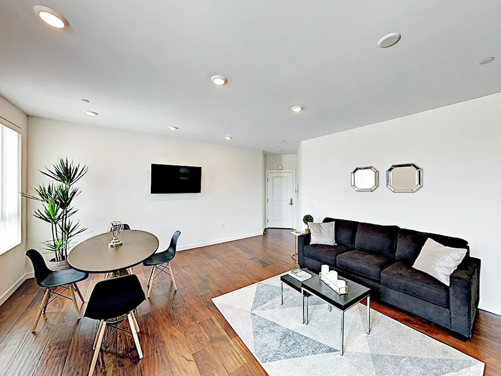 5537 Los Angeles - 2 Br Apts