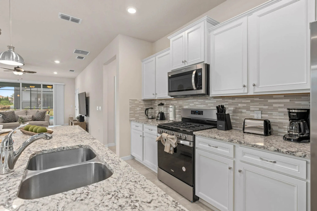 Upstay - 17 Guest Home w Pool  Hot Tub  BBQ  Games, Davenport