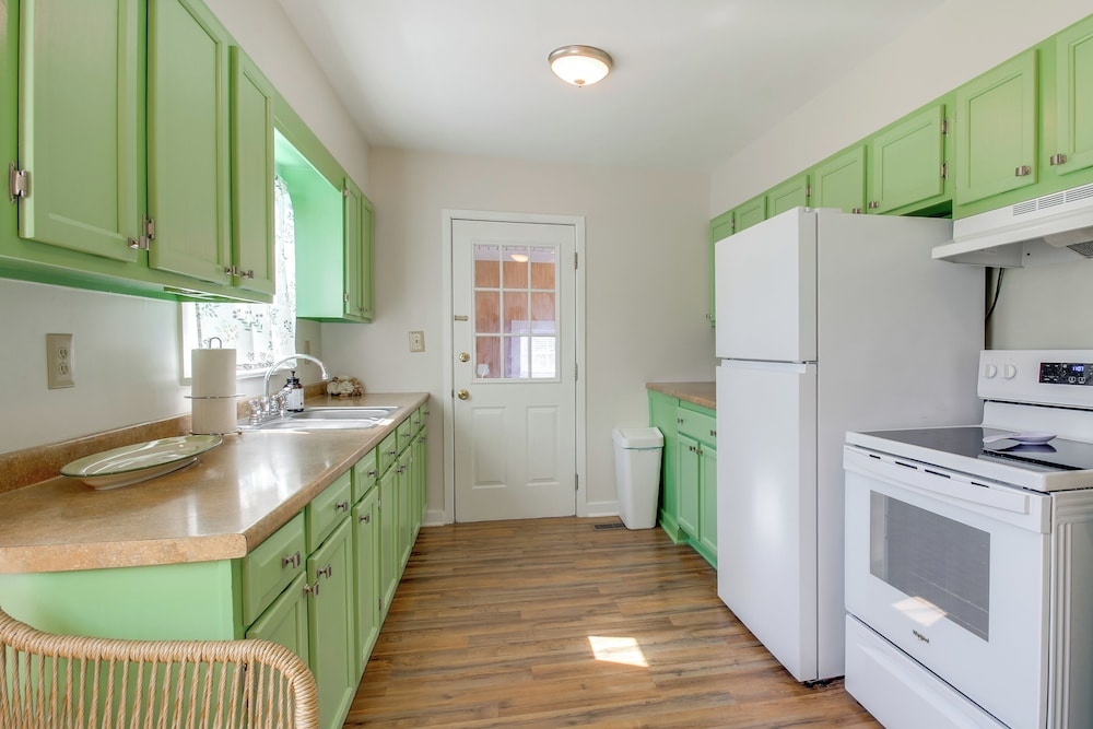 Lakes, Whiskey & More! Charming Home in Tullahoma