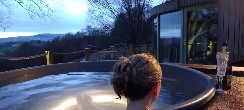 Luxury and Peaceful 1-bed Roundhouse With Hot Tub