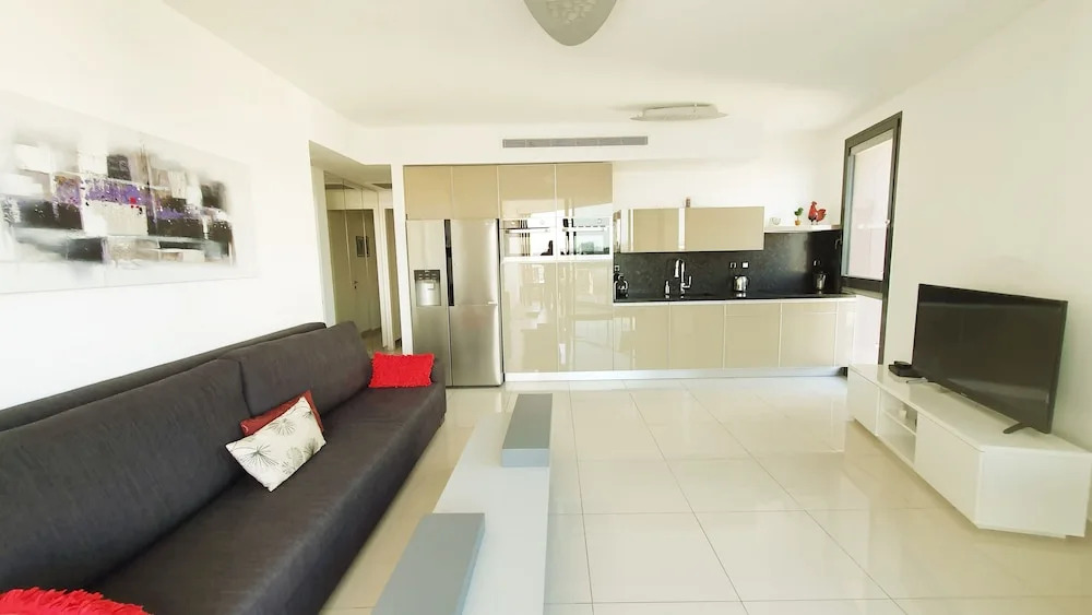 Design Apt Parking Included 2BDR TL16