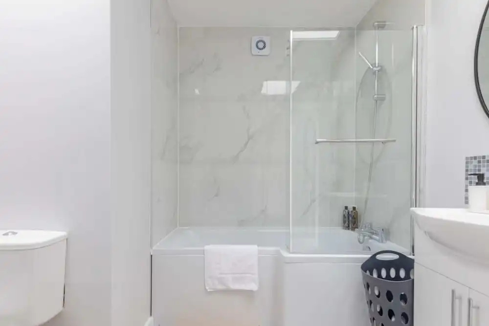 Newly Renovated 3BD Home, Islington!