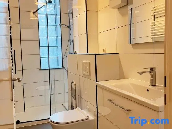 Düsseldorf Citycenter Cozy 2-Bedroom Apartment with Kitchen