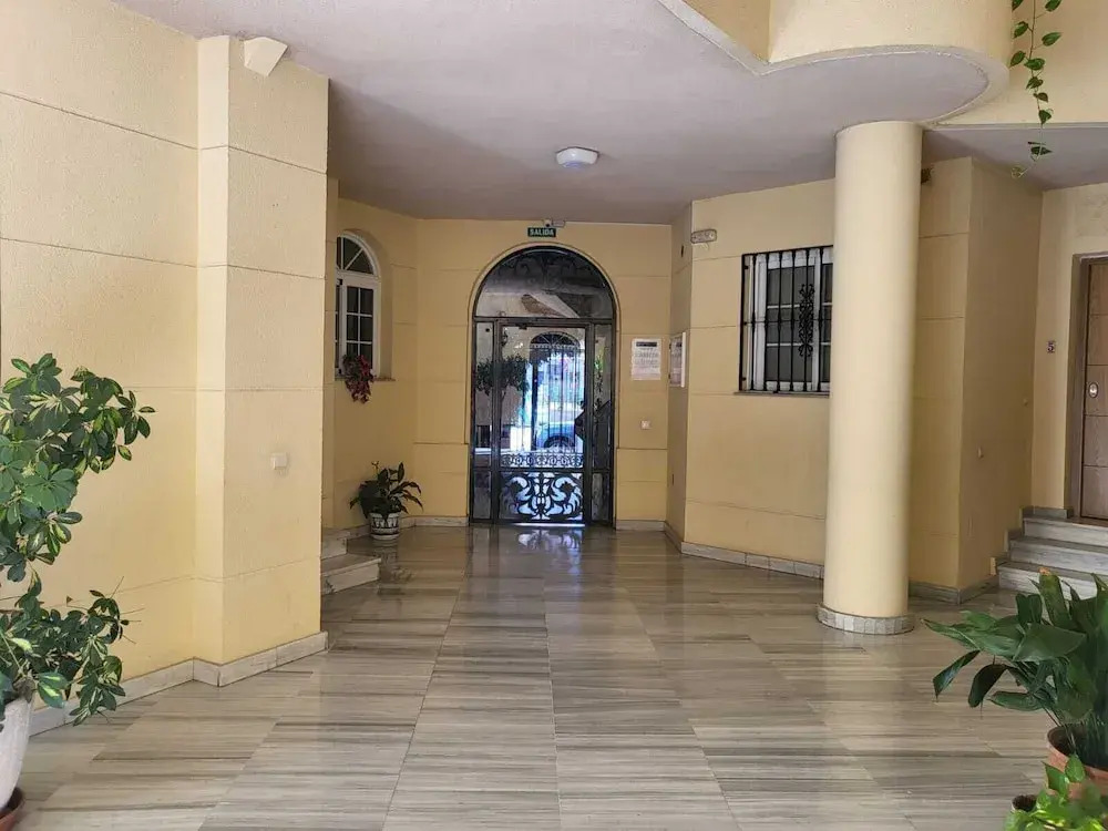 Duplex Apt, 3 Bedroom, Sleeps 6, Pool