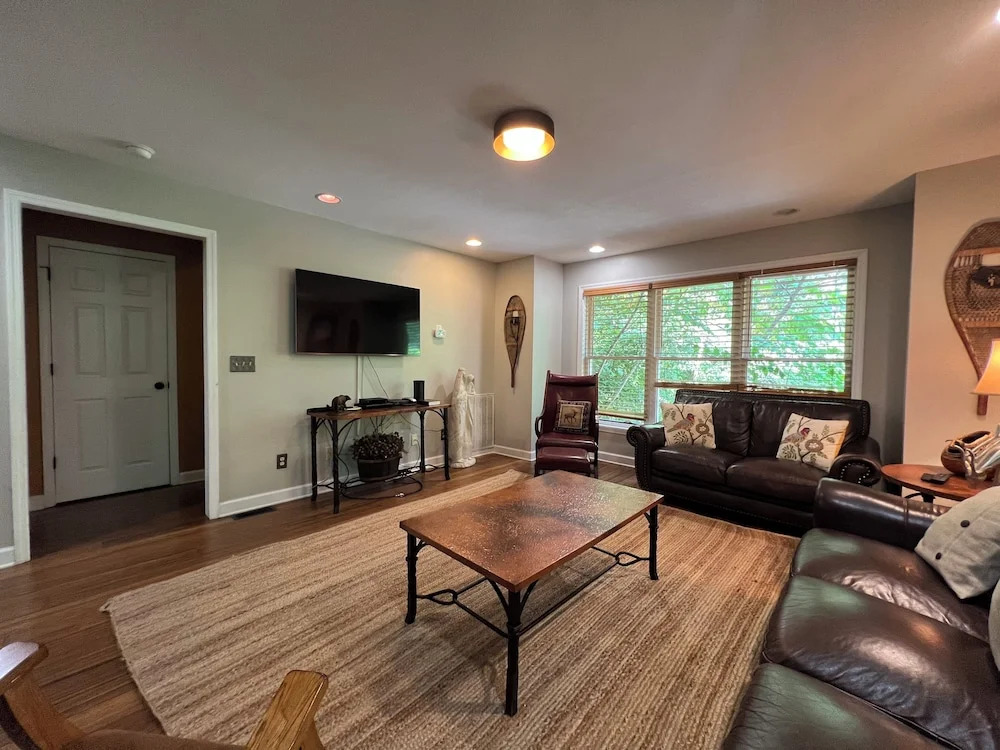 Secluded Cabin for 10 in Chalet Village and Hot Tub