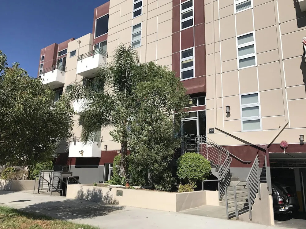 2 Bed 2 Bath in Studio City