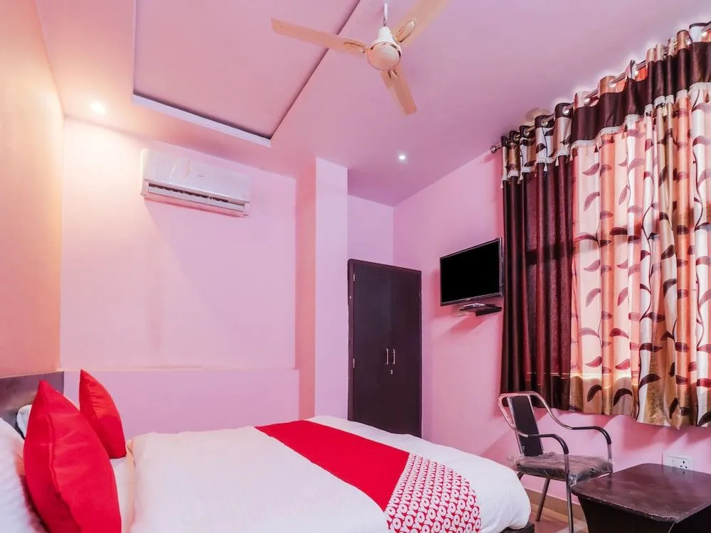 OYO 24615 Hotel Shivam Palace