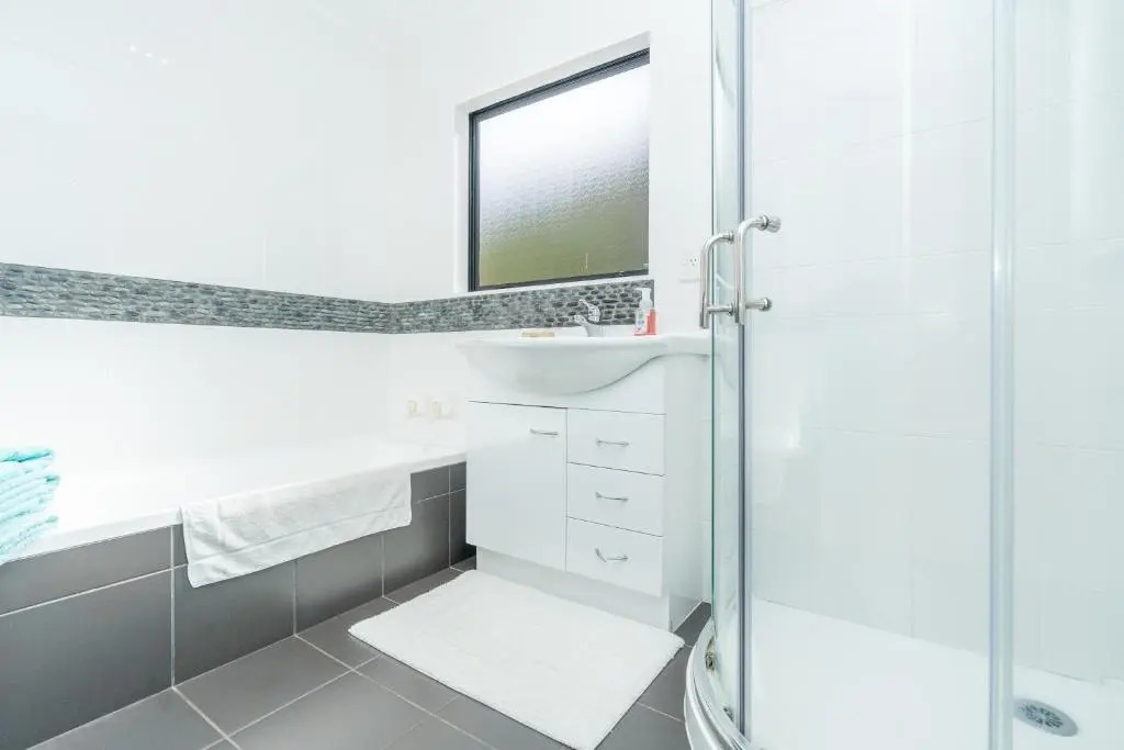 Comfy Raglan Base - Walk to Beach and Village - Roberts St - Family Home Upstairs