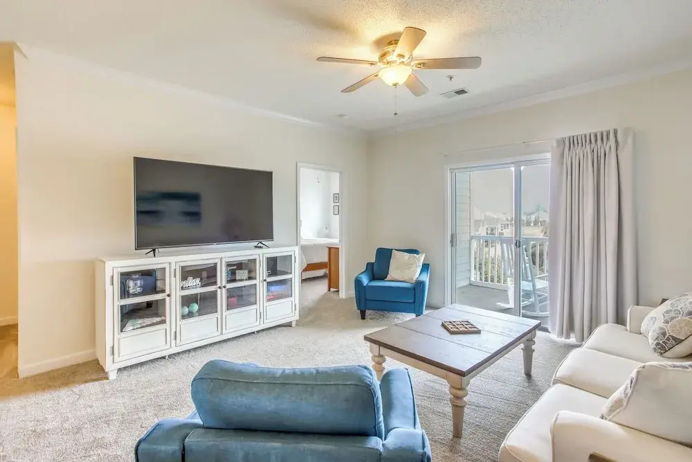 7 Mi to Myrtle Beach Boardwalk: Condo w/ Balcony!