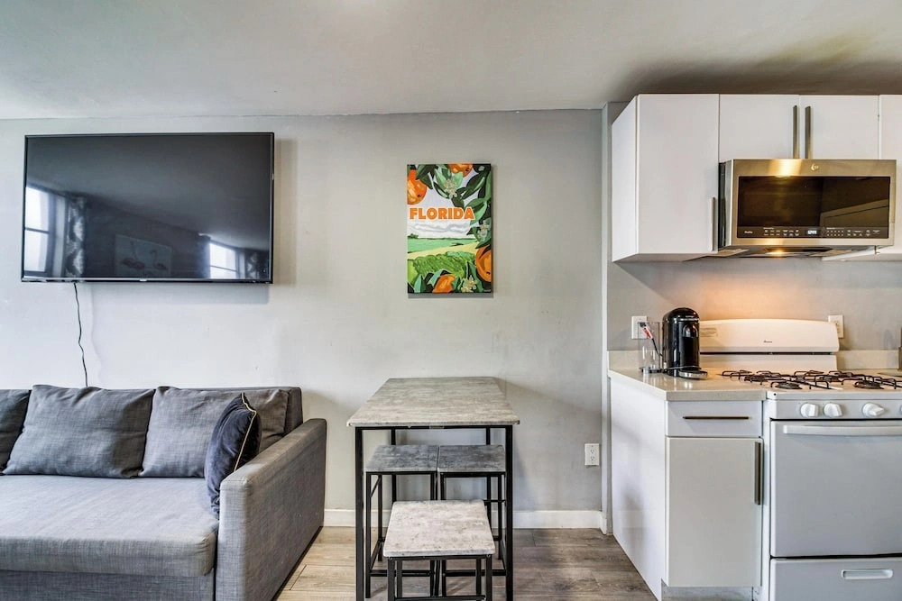 2 Blocks to Shore! Chic South Beach Studio