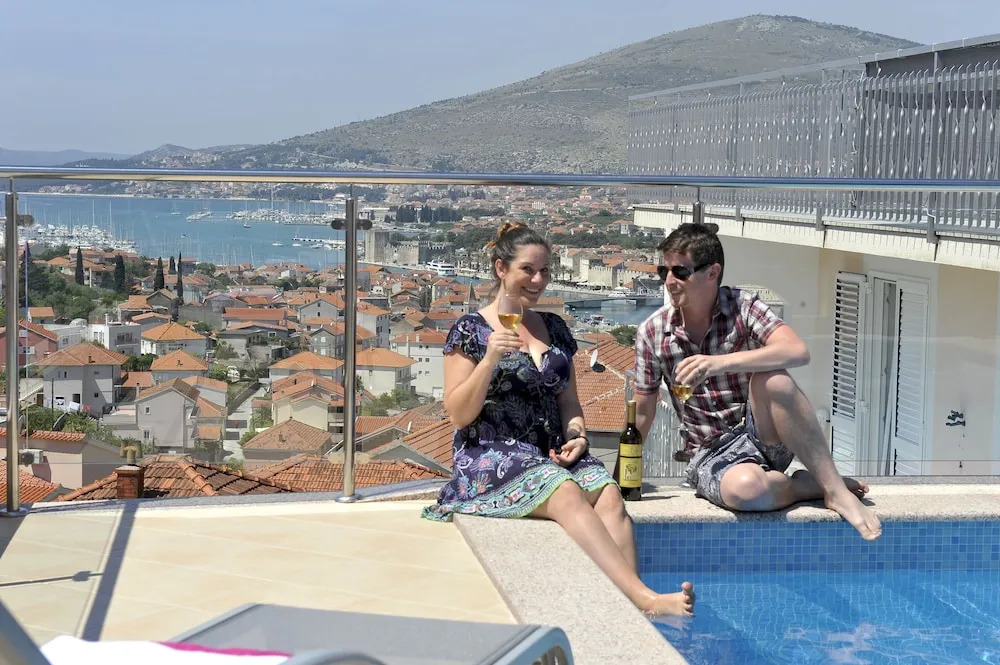 Luxury villa Rooftop pool Avbl in season