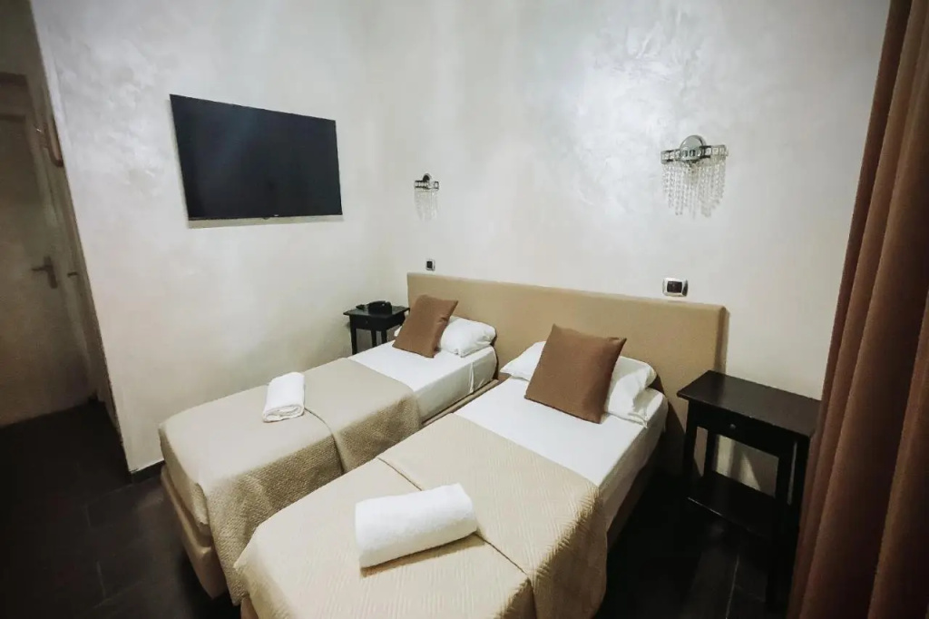 Bee Queen Hotel