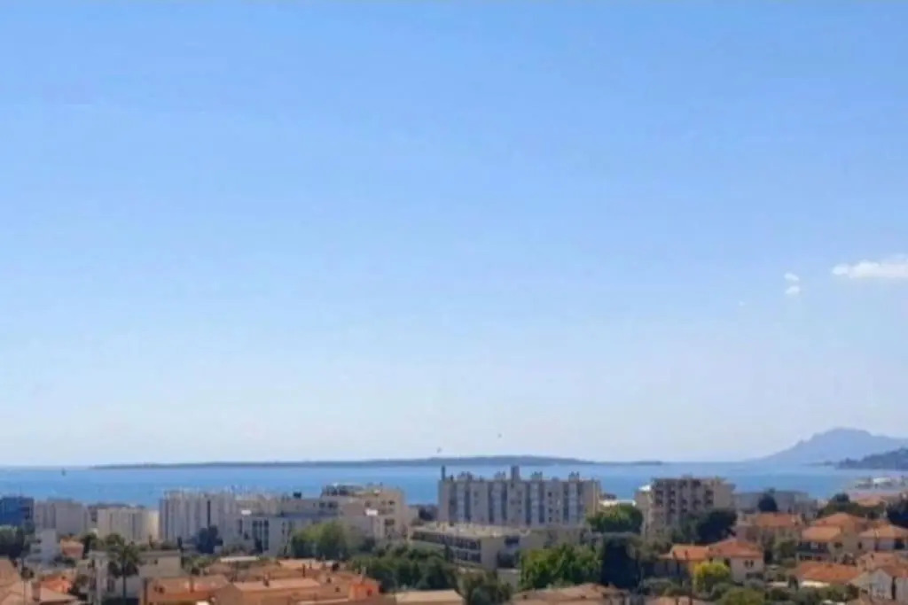 Spacieux F2 climatisé vue mer, piscine et parking