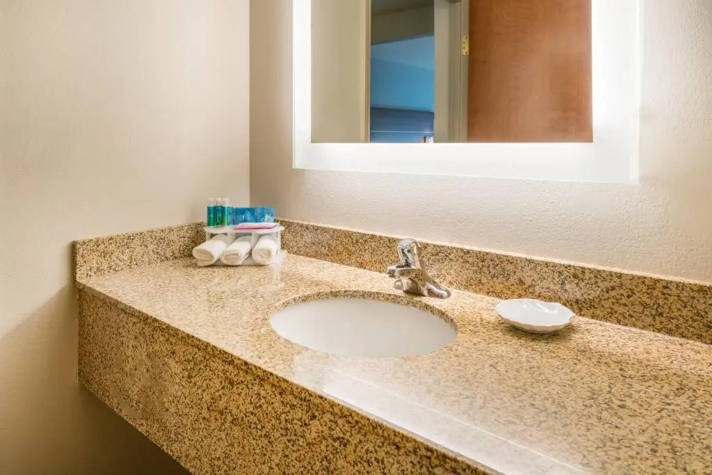 Holiday Inn Express & Suites Rocky Mount Smith Mountain Lake by IHG