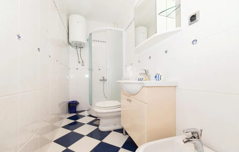 Awesome Home in Okrug Donji With Wifi and 6 Bedrooms
