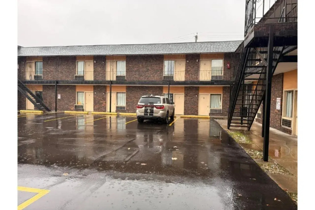 The Queen B Motel, Detroit-Warren