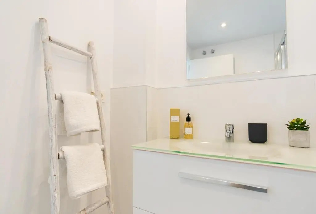 Urbe10 Angel Ganivet 2 Bedrooms Apartment