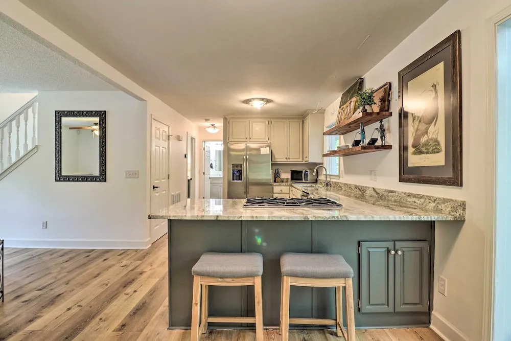 Highlands Cottage w/ Sunroom ~ 1 Mile to Downtown!