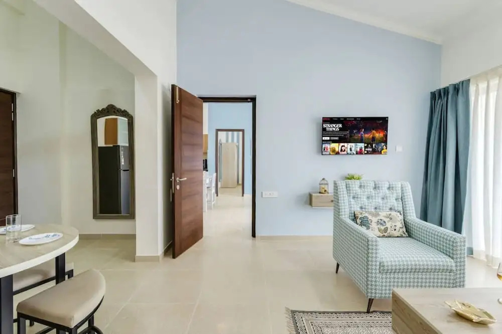 Luxe 1bhk w Pool Sauna 1km to the Beach