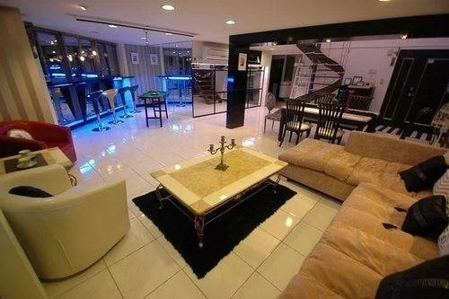 Glass House B & B