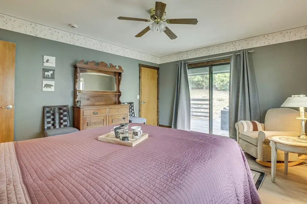 Partial Lake Arrowhead View: Cabin w/ Game Room!