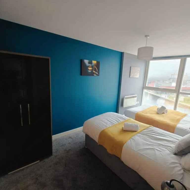 2BR Stunning City Centre Apt