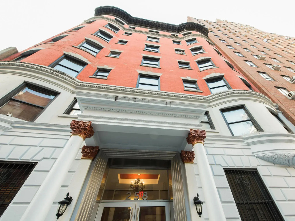 Royal Park Hotel & Hostel