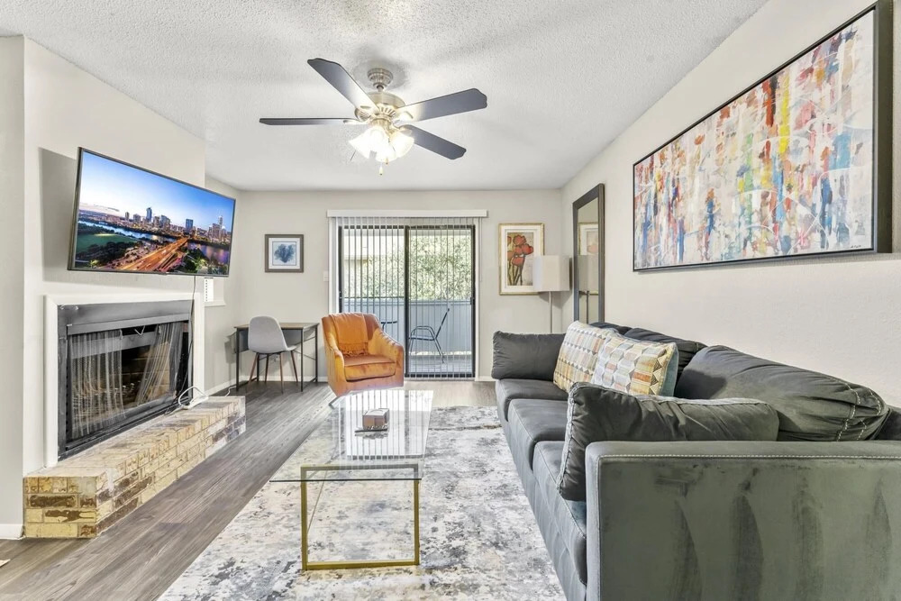 Roomy Sola 1BR King Suite Close to DT w Pool