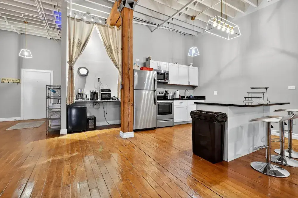 Huge 'man Cave' 2 Mins From Downtown Detroit 1 Bedroom Apts