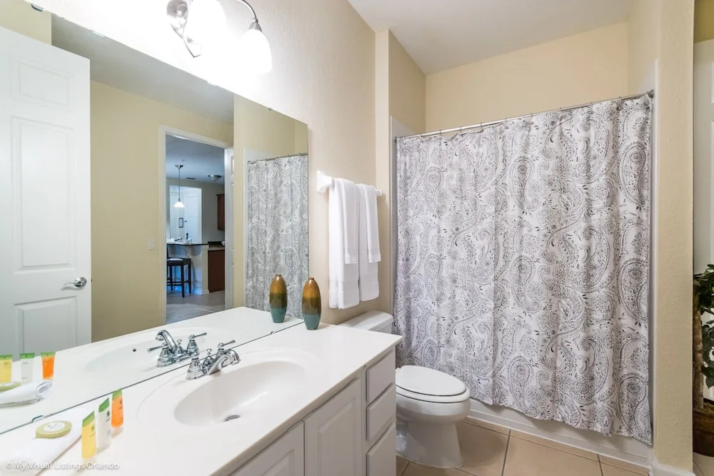 Vista Cay Luxury Serenity. 2 Bedroom Townhouse by RedAwning