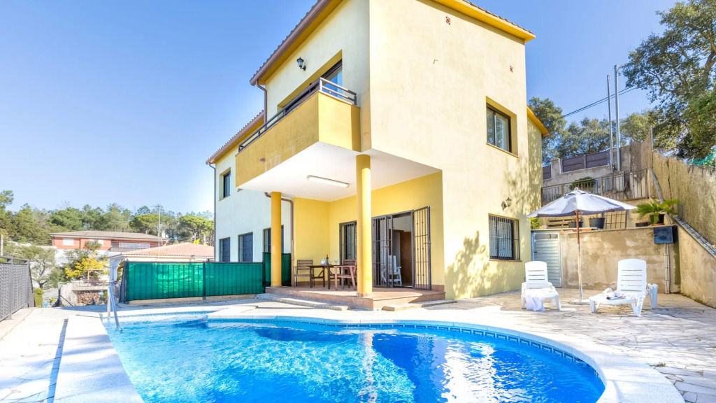 Camelia in Vidreres with 4 bedrooms and 2 bathrooms