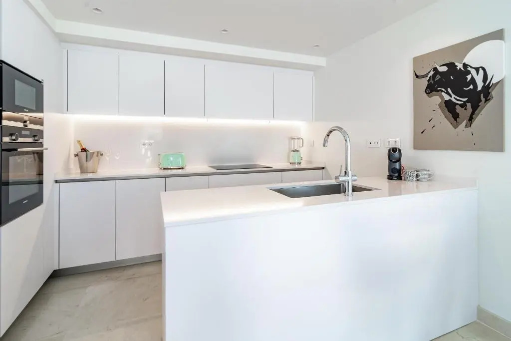 LMR1- Modern penthouse, private pool, families only