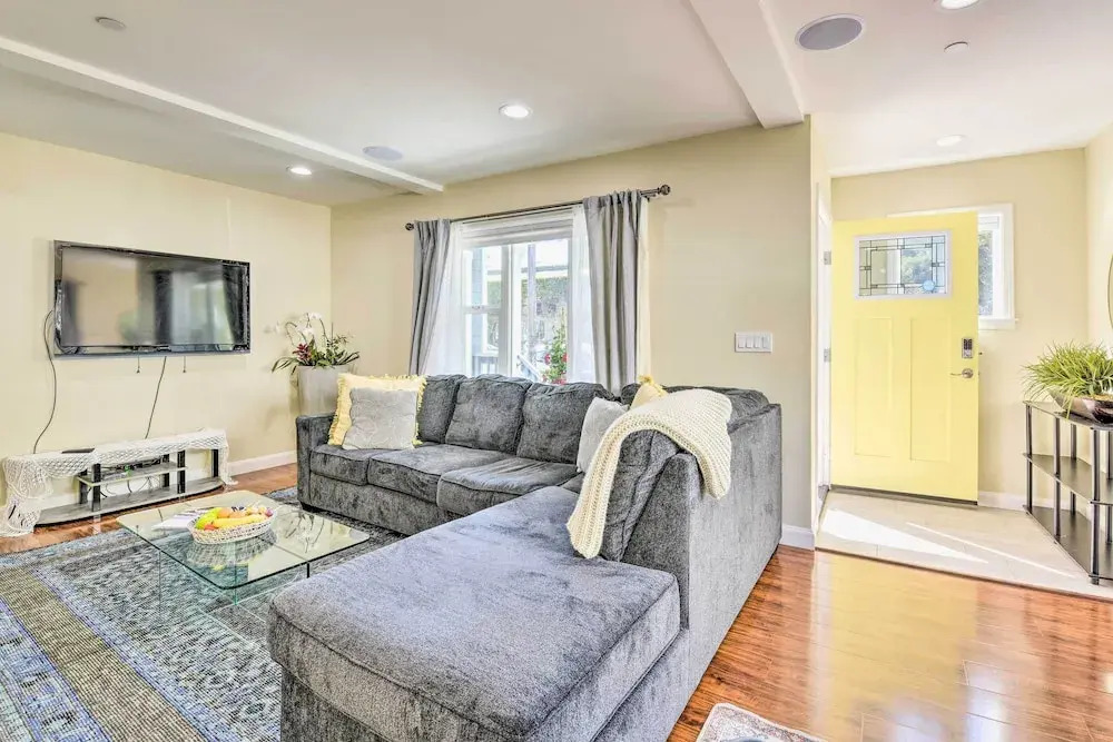 Sunny Oakland Retreat w/ Patio & Cute Garden!