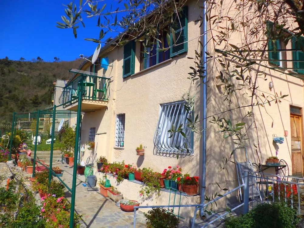 Small House in the Hills for Beautiful Walks Near the Sea