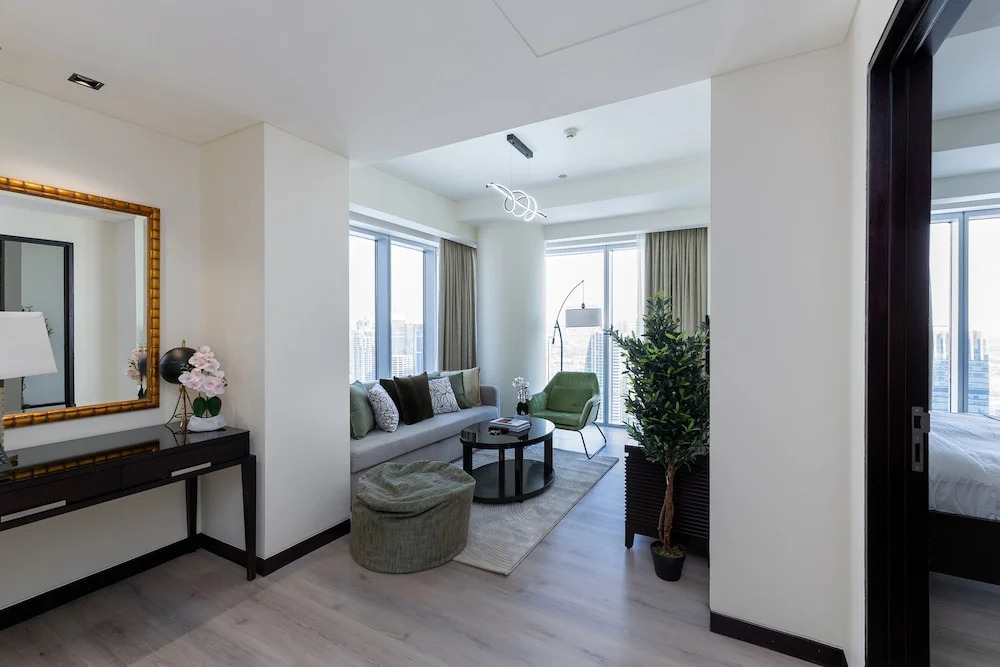 Chic 1BR in Dubai Marina w Direct Mall Access