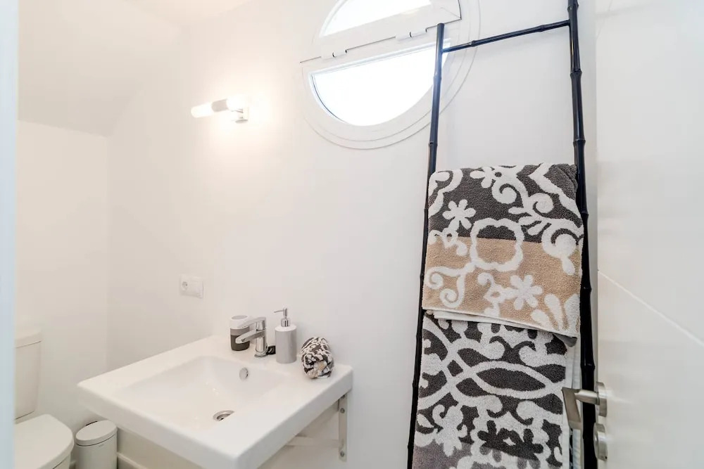 Ivy4- Modern 2 Bedroom Duplex Close To Beach