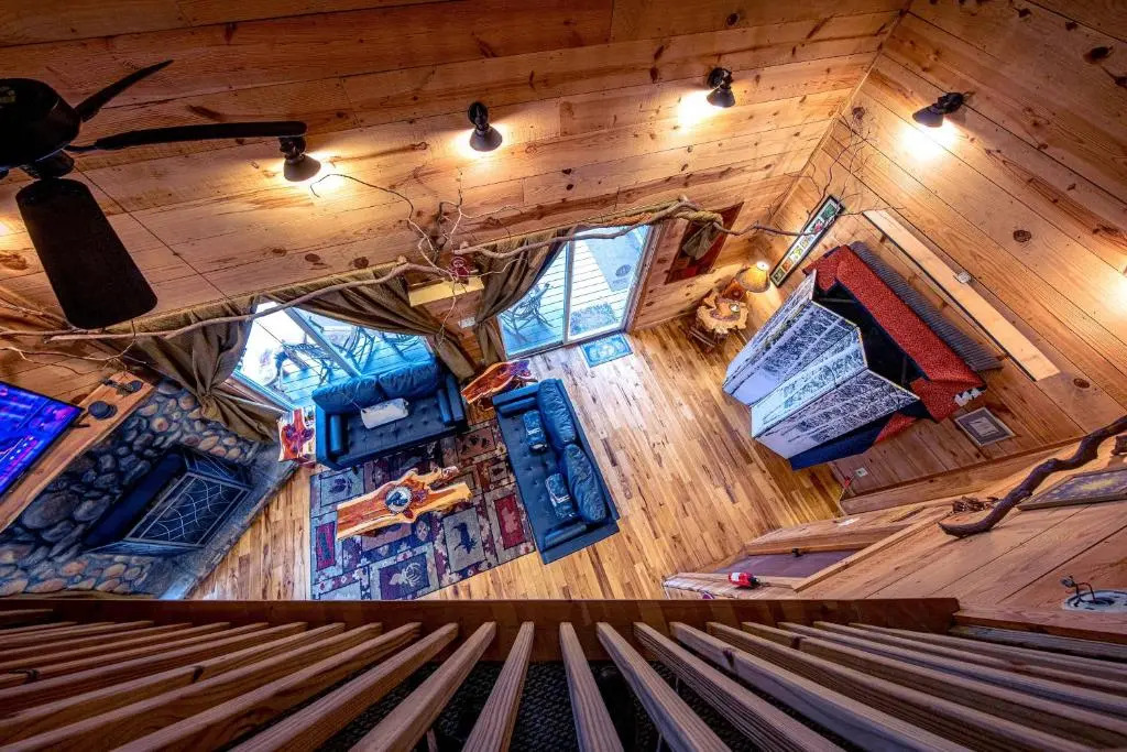 The TreeHouse - Rocking Chair Deck with Hot Tub below, Walking Distance to Downtown Helen, Sleeps 5