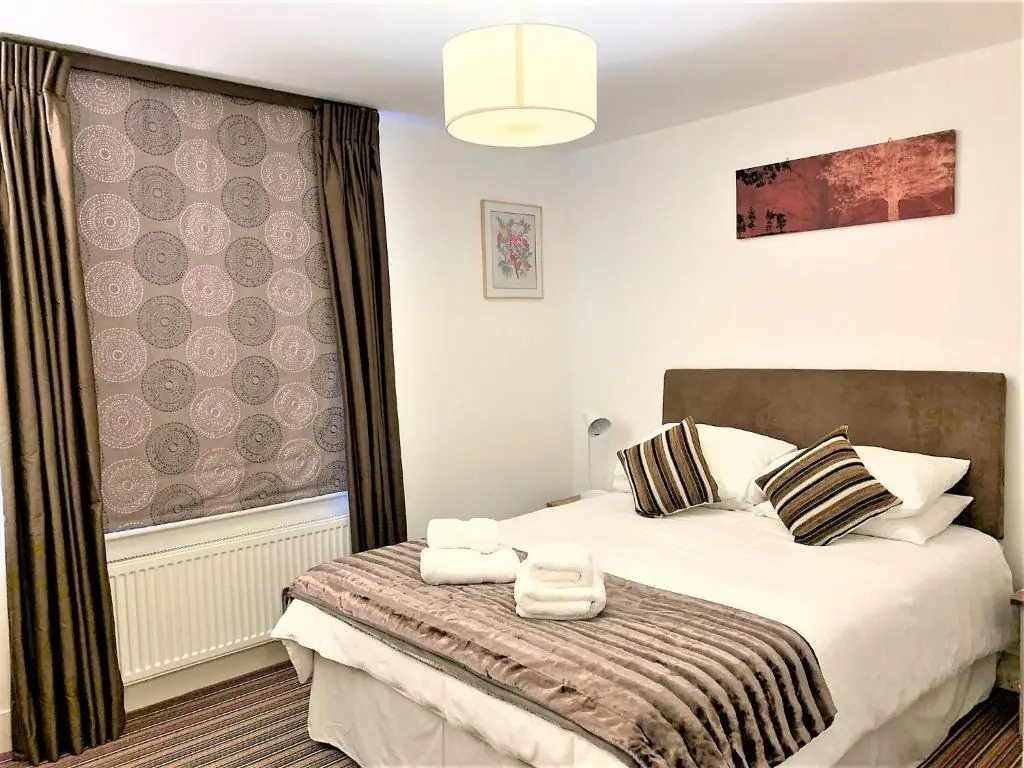 Riverside Channel5 "Holidays Homes in the Sun" Featured Central Canterbury Cottage with Free Parking