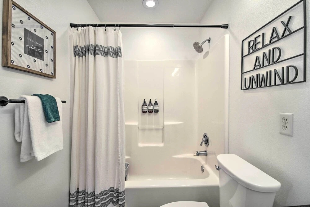 Cozy Branson Retreat w/ Balcony, 2 Mi to 76 Strip
