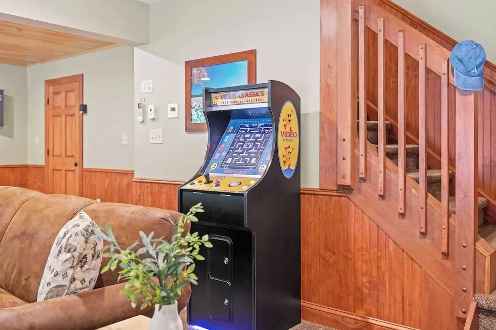 Bear Paw Lodge by Avantstay Hot Tub, Deck, & Fire Pit