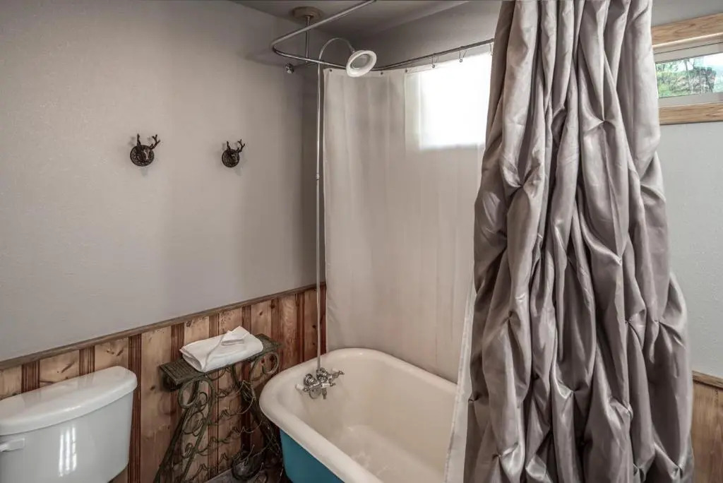 Starlight Cabin, 1 Bedroom, Sleeps 4, Great Views, Hot Tub, WiFi, HDTV