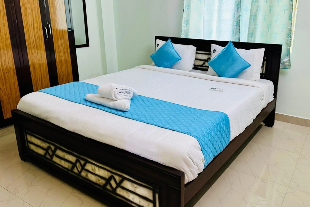 TrueLife Comfort Inn - Near PS4 veg restaurant - On way to Balaji Temple - 2BHK AC apartments - Coffee Tea Milk - Fast WiFi, Kitchen, Dining, Android TV, Parking - Easy access to Airport, Railway Station and to all Temples - Top service with lots of Love